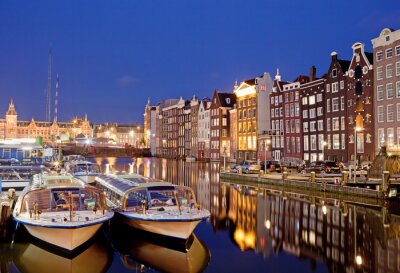 Kanal mit Booten in Amsterdam