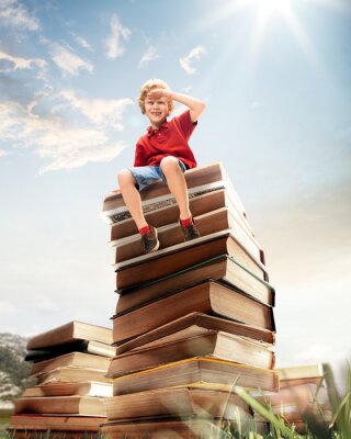 Poster Kind sitzt auf einem Stapel von Büchern