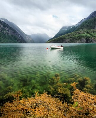 Poster Kleiner See und Boot vor dem Hintergrund der Berge