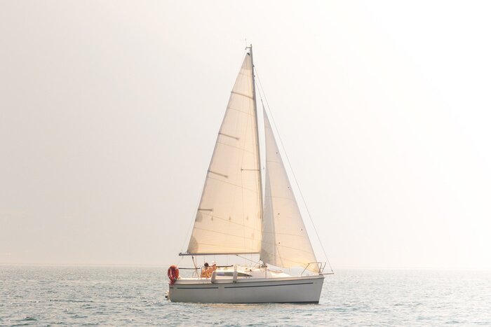 Poster Kleines Segelboot auf Wasser