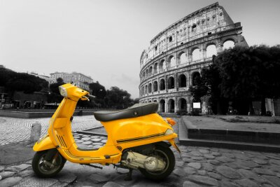 Kolosseum Rom und gelber Roller