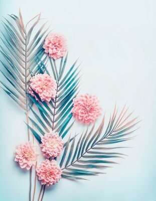 Kreativer Plan mit tropischen Palmblättern und Pastellrosablumen auf Türkisblau-Desktop-Hintergrund, Draufsicht, Platz für Text, vertikal