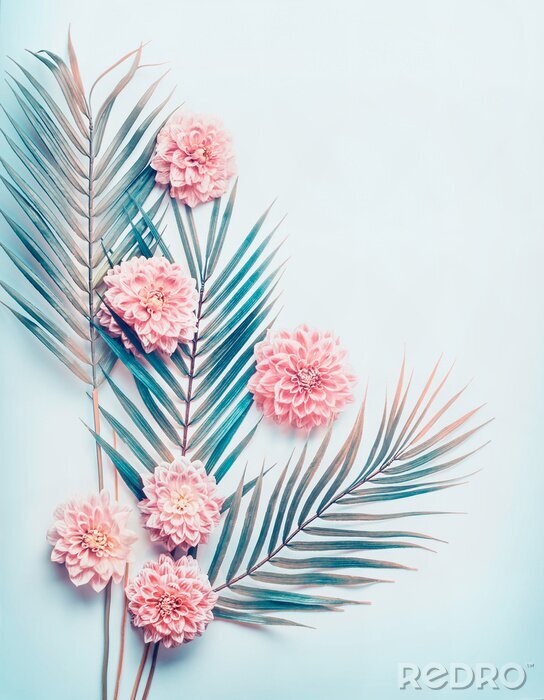 Poster Kreativer Plan mit tropischen Palmblättern und Pastellrosablumen auf Türkisblau-Desktop-Hintergrund, Draufsicht, Platz für Text, vertikal