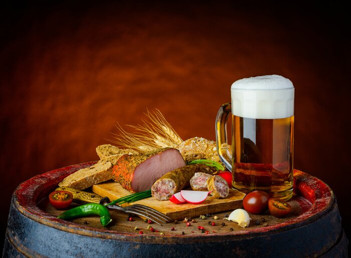 Poster Krug und Lebensmittel auf einem Fass