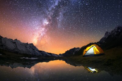 Lager mit Sternen im Hintergrund