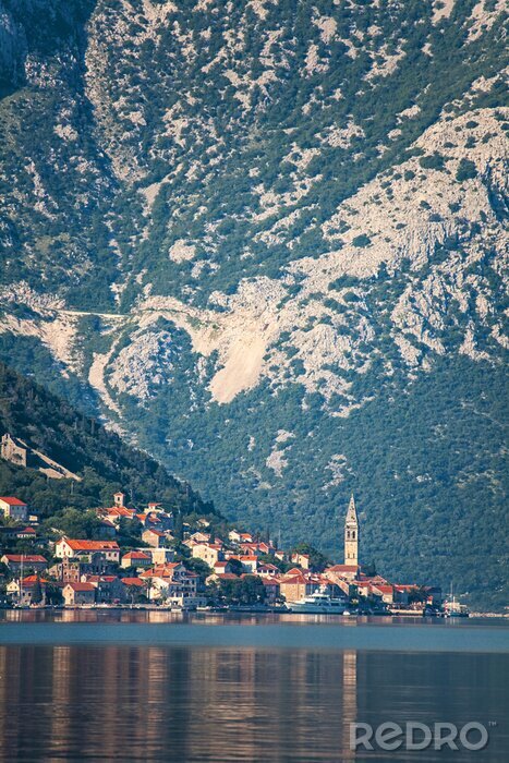 Poster Landschaft der Stadt vor dem Hintergrund der Berge