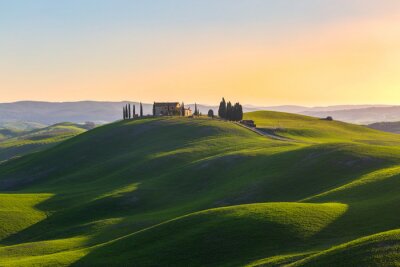 Landschaft der Toskana mit grünen Hügeln
