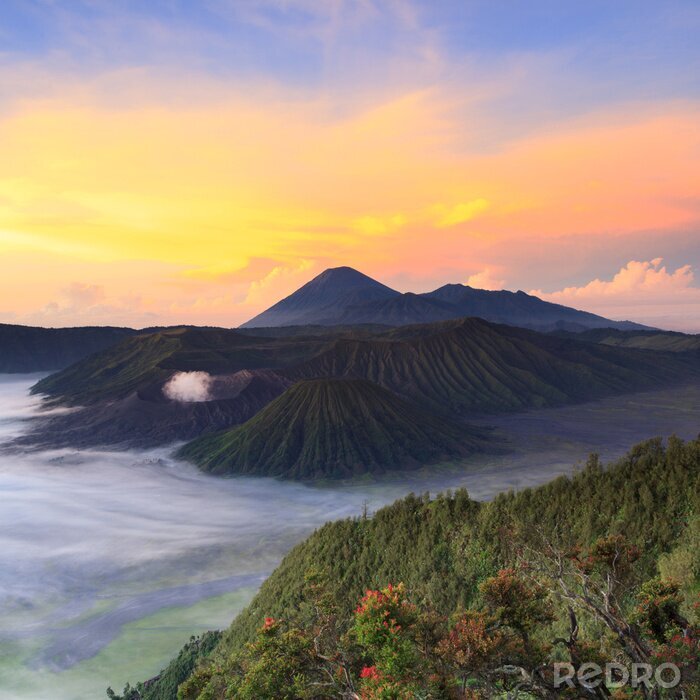 Poster Landschaft mit Berggipfeln bei Sonnenaufgang