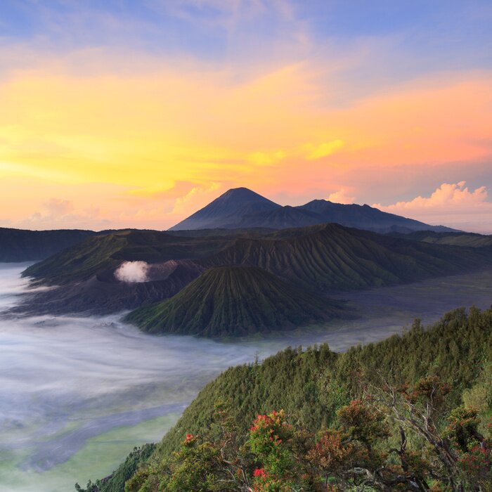 Poster Landschaft mit Berggipfeln bei Sonnenaufgang