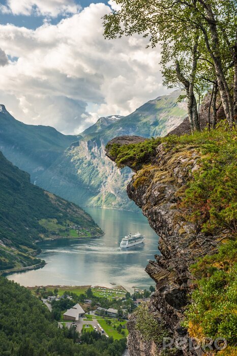 Poster Landschaft mit einem Fjord und einem norwegischen Dorf