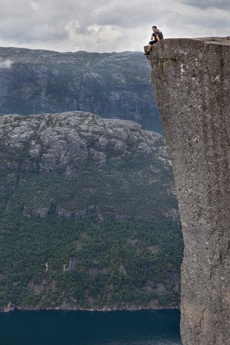 Poster Landschaft mit einem Mann auf der Spitze