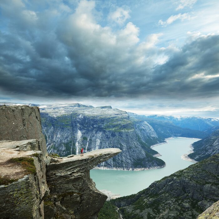 Poster Landschaft mit einem Mann auf einer Klippe