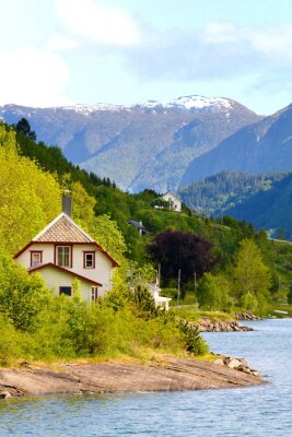 Poster Landschaft mit einem norwegischen Haus