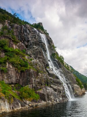 Poster Landschaft mit einem norwegischen Wasserfall
