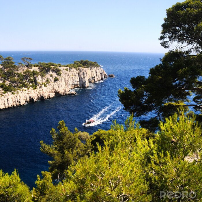 Poster Landschaft mit einem schwimmenden Schiff