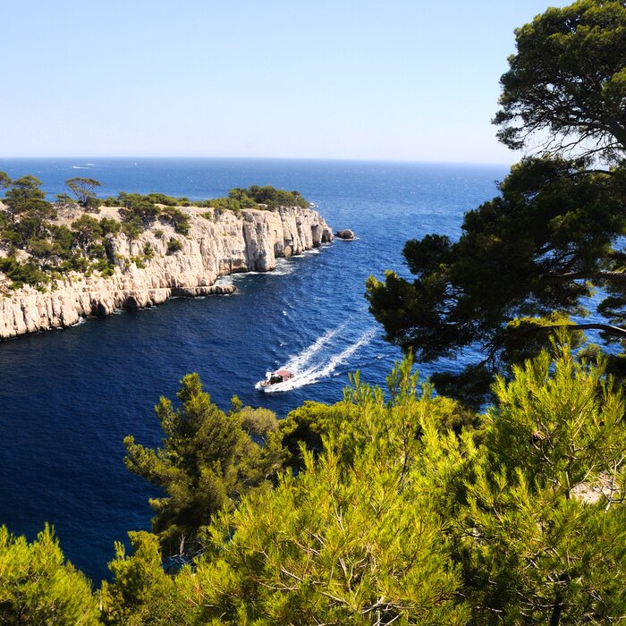 Poster Landschaft mit einem schwimmenden Schiff