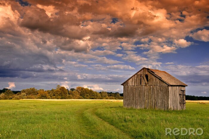 Poster Landschaft mit einer Holzscheune