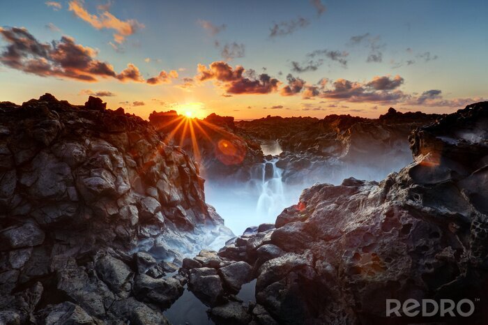 Poster Landschaft mit Felsen im Nebel