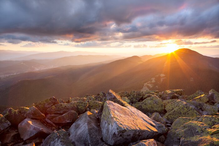 Poster Landschaft mit Sonnenuntergang in den Bergen
