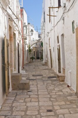 Lange Gasse zwischen weißen Gebäuden