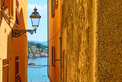 Laternen in engen Gassen