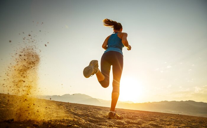 Poster Lauf am Strand beim Sonnenaufgang