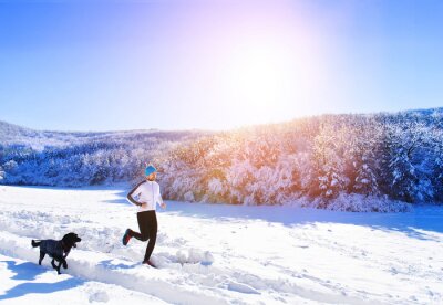Poster Laufen im Schnee mit einem Hund