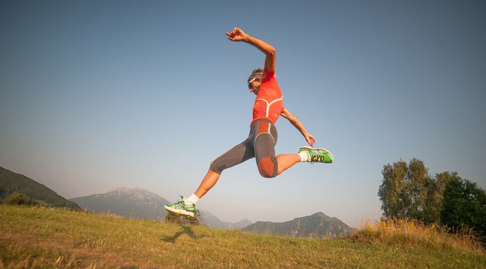 Poster Laufen Sprint auf einem Hintergrund von Bergen