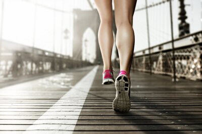 Laufende Frau auf der Brücke