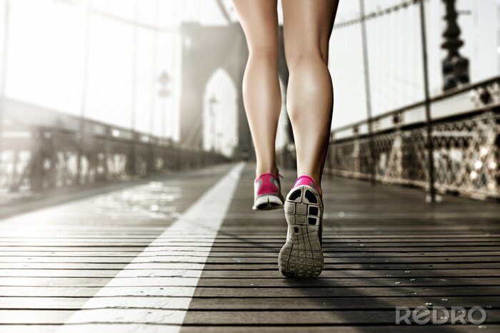 Poster Laufende Frau auf der Brücke