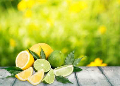 Poster Limetten und Zitronen auf einem Holztisch ausgebreitet