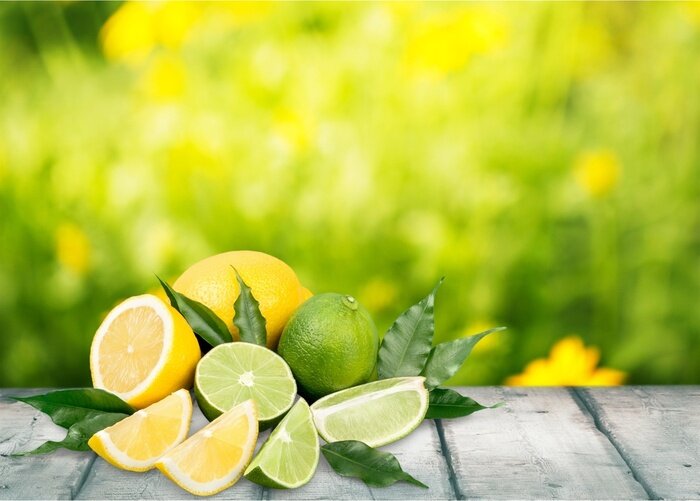 Poster Limetten und Zitronen auf einem Holztisch ausgebreitet