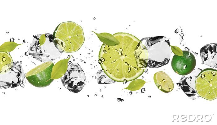 Poster Limettenscheiben und Eiswürfel, die in Wasser getaucht werden