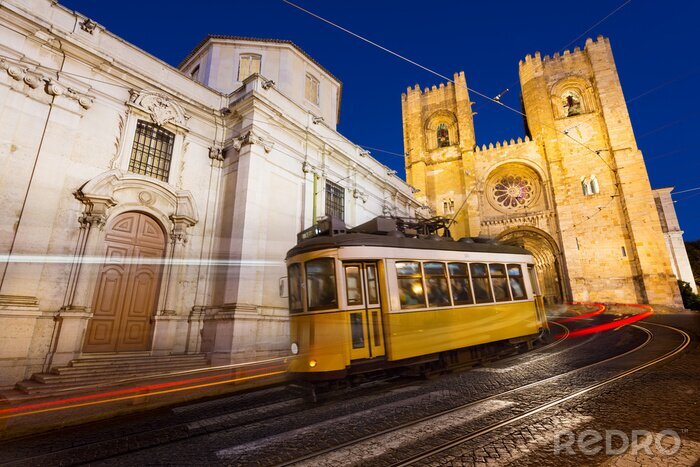 Poster Lissabon gelbe Straßenbahn bei der Kathedrale