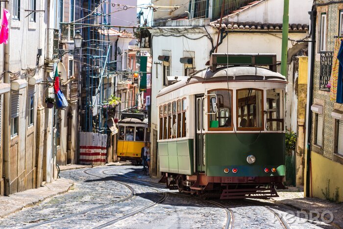 Poster Lissabon Straßenbahn in der Gasse