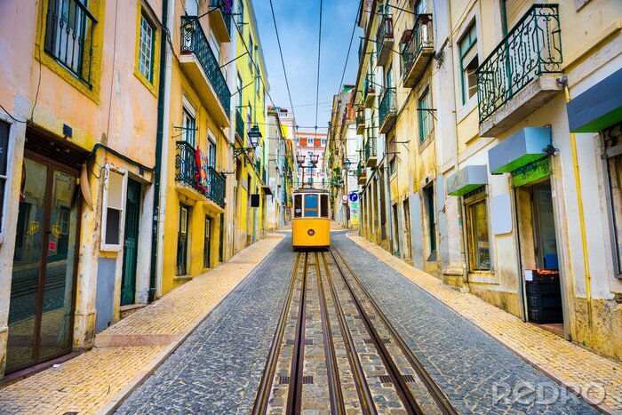 Poster Lissabon Straßenbahn und Gasse