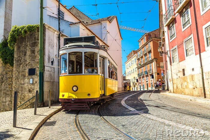 Poster Lissabon Tram in Gelb am Tag