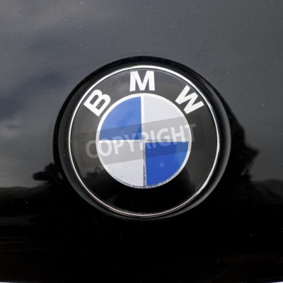 Poster Logo BMW vor schwarzem Hintergrund