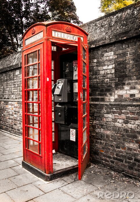 Poster London und eine geöffnete Telefonzelle
