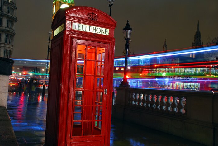 Poster London und Telefonzelle bei Nacht