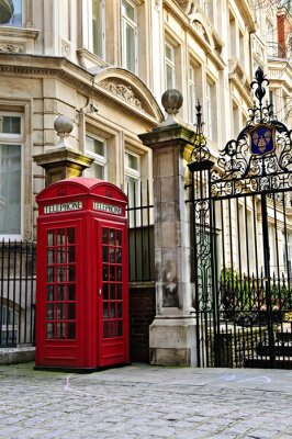 Poster London und Telefonzelle neben einem Gebäude