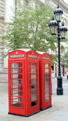 Poster London und Telefonzellen an einem öffentlichen Ort
