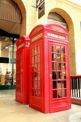 Poster London und Telefonzellen um die Ecke