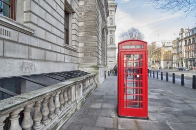 Poster Londoner Telefonzelle vor einem Gebäude