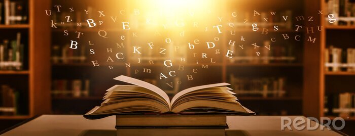 Poster Magisches Buch auf einem Schreibtisch