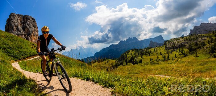 Poster Mann auf dem Fahrrad in den Bergen