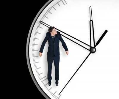 Poster Mann im Anzug hängt an den Zeigern einer Uhr