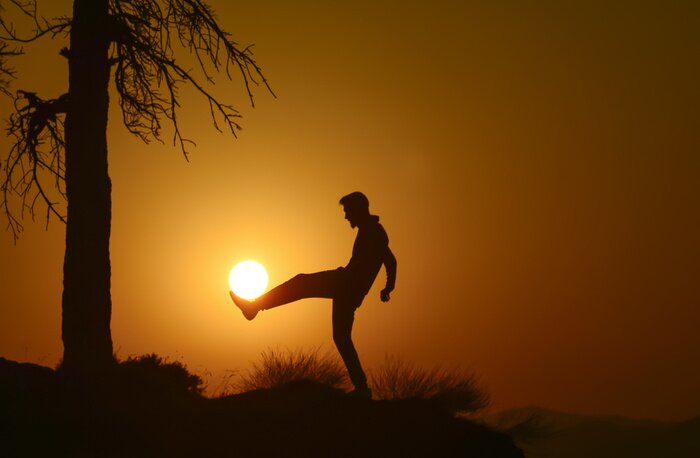 Poster Mann mit der Sonne als Ball