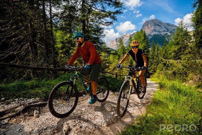 Poster Mann und Frau auf Fahrrädern in den Bergen