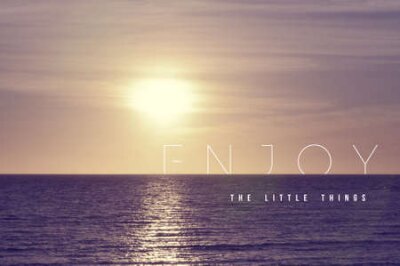 Poster Meereslandschaft mit dem Text: Genieße die kleinen Dinge